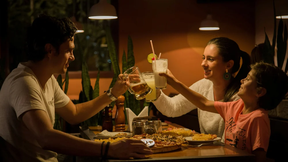 Familia reunida alrededor de la mesa