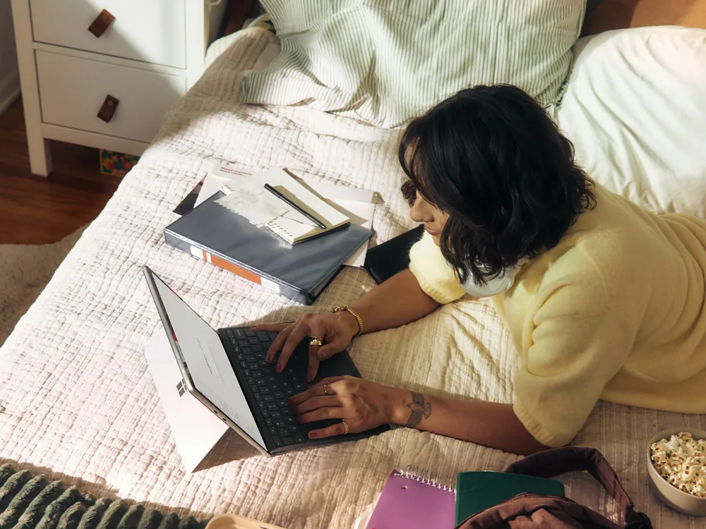 Persona revisando su factura de la luz en el portátil desde casa