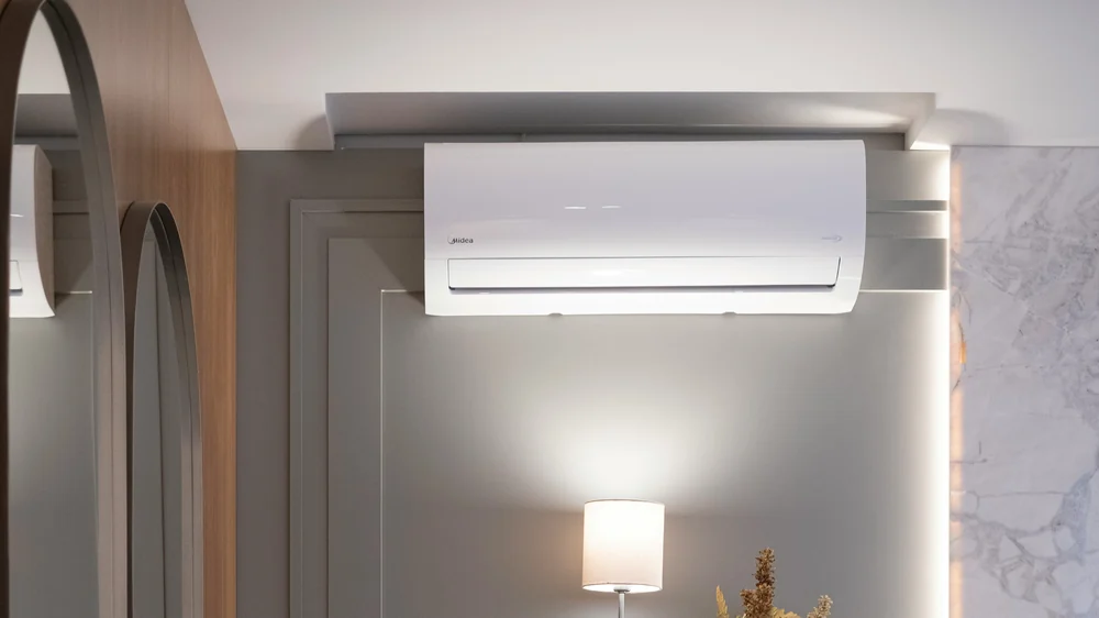 Aire acondicionado instalado en el salón de una vivienda